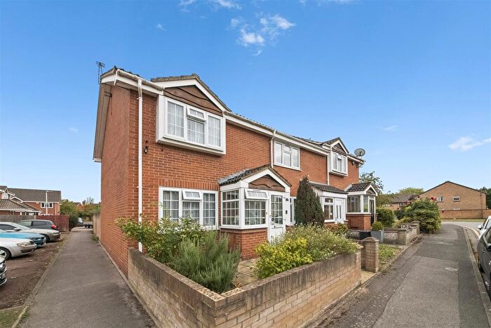 2 Bedroom End Of Terrace House For Sale In Paddington Close, Hayes, UB4