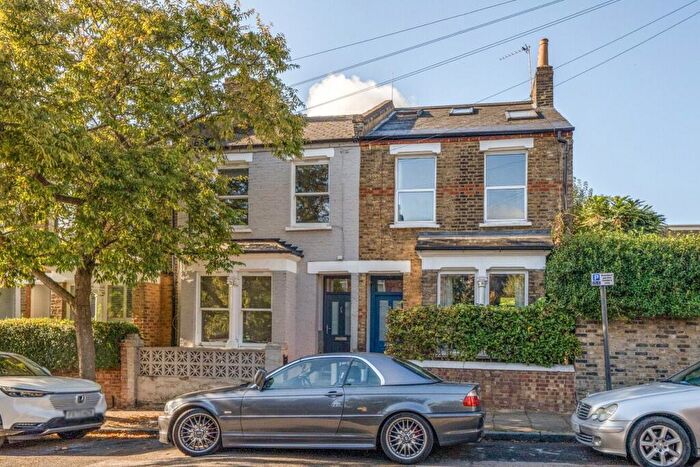 4 Bedroom End Of Terrace House For Sale In Lidyard Road, London, N19