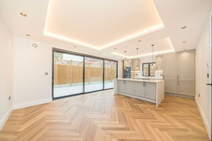 2 Bedroom Flat To Rent In Hazelwood Avenue, Morden, SM4