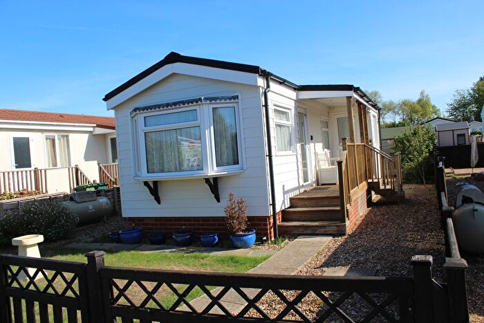 1 Bedroom Mobile/park Home For Sale In Coxes Avenue, Upper Halliford Road, Shepperton, TW17