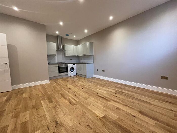 3 Bedroom Apartment To Rent In Pioneer House, Fleet, GU51