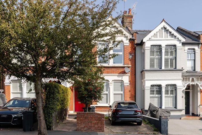 2 Bedroom Flat To Rent In Grove Hill, South Woodford, E18