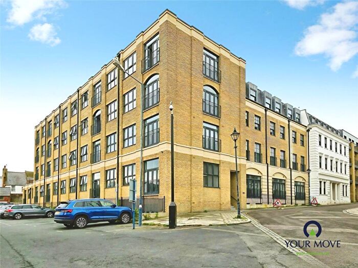 2 Bedroom Flat To Rent In Queensbridge Drive, Ramsgate, Kent, CT11