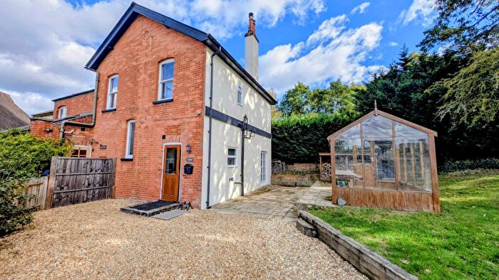 3 Bedroom End Of Terrace House For Sale In New Inn Fields, Sleaford, Hampshire, GU35