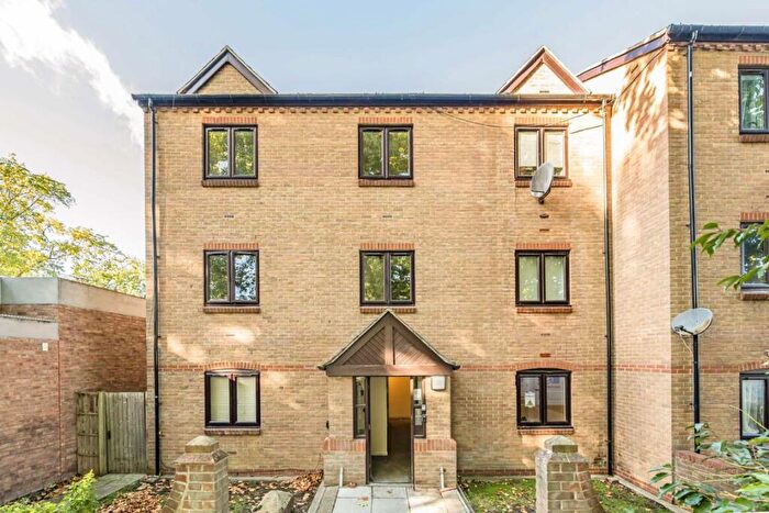 1 Bedroom Flat For Sale In Fairfield East, Kingston Upon Thames, KT1