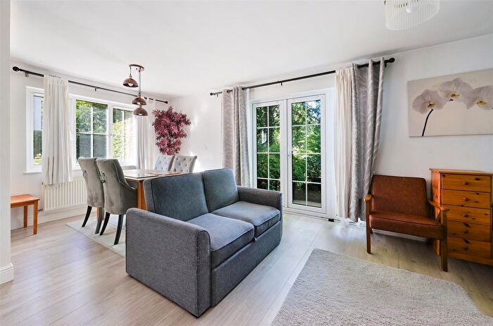2 Bedroom Flat For Sale In Hartington Close, Reigate, RH2