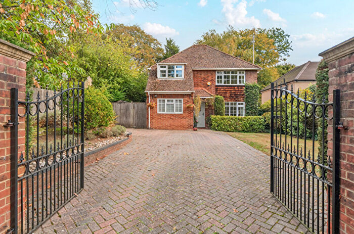 4 Bedroom Detached House For Sale In Avenue Road, Farnborough, Hampshire, GU14