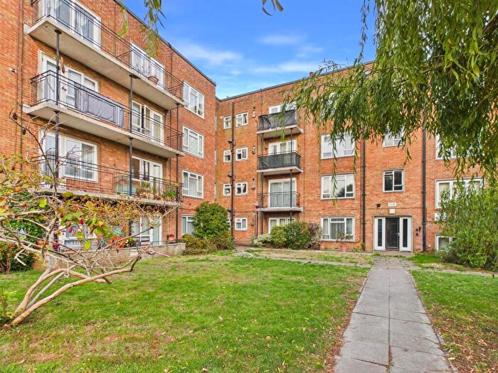 2 Bedroom Flat To Rent In Kingston Close, Hove, BN3
