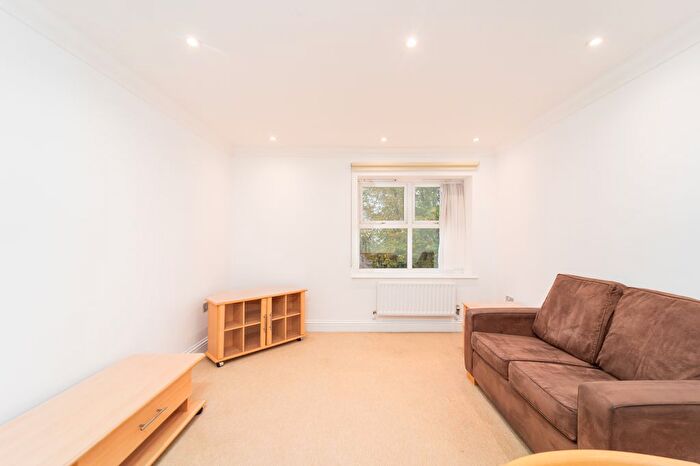 2 Bedroom Flat To Rent In Moon Lane, Barnet, London, EN5