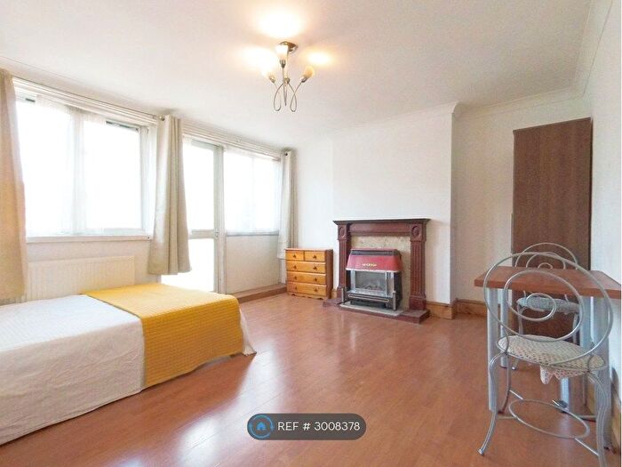 3 Bedroom Flat To Rent In Louise De Marillac House, London, E1