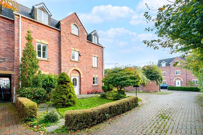 5 Bedroom Semi-Detached House For Sale In Rufford Close, Chorley, PR7
