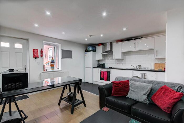 8 Bedroom Flat To Rent In Stonemasons Close, Liverpool, L7