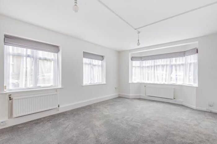3 Bedroom Flat To Rent In Richmond Hill, Richmond, TW10
