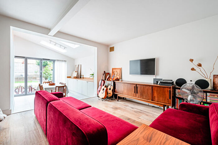 3 Bedroom End Of Terrace House For Sale In Blurton Road, E5