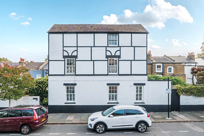 3 Bedroom Detached House For Sale In Craigerne Road, London, SE3