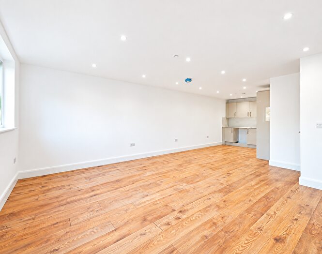 2 Bedroom Flat To Rent In Bushey Grove Road, Bushey, WD23