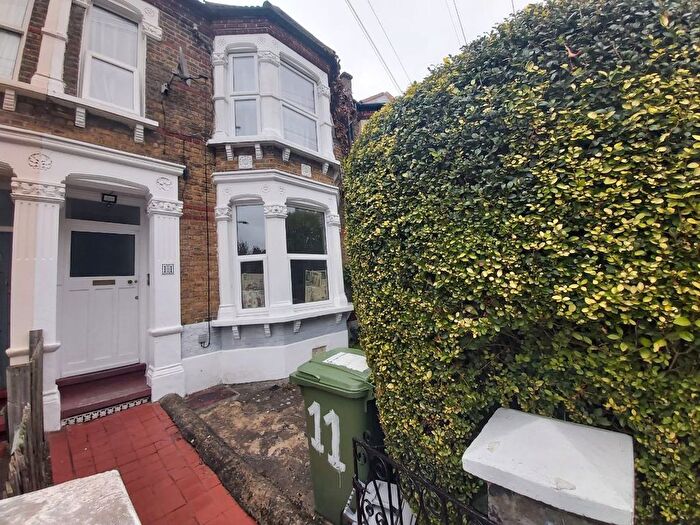 3 Bedroom Flat To Rent In Dalrymple Road, London, SE4
