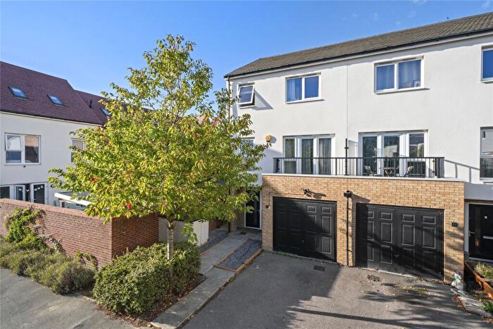 4 Bedroom End Of Terrace House For Sale In Hawker Drive, Addlestone, Surrey, KT15