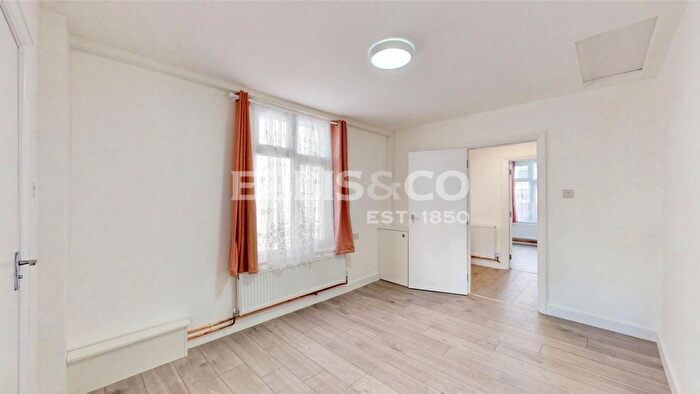 3 Bedroom Bungalow To Rent In Pinkwell Avenue, Hayes, UB3
