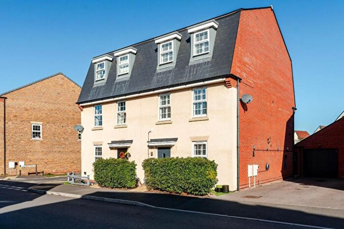 5 Bedroom Semi-Detached House For Sale In Stylish Family Home Offering Substantial Accommodation In Yatton's Popular Chestnut Park, BS49