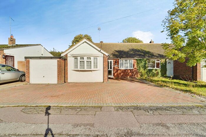 2 Bedroom Bungalow For Sale In Cemetery Road, Dunstable, LU5