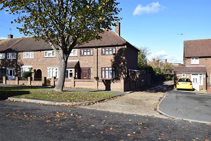 3 Bedroom End Of Terrace House For Sale In Faringdon Avenue, Romford, RM3
