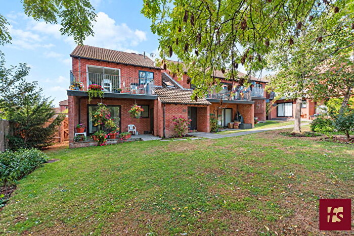 1 Bedroom Apartment For Sale In Old Pharmacy Court, Crowthorne, RG45