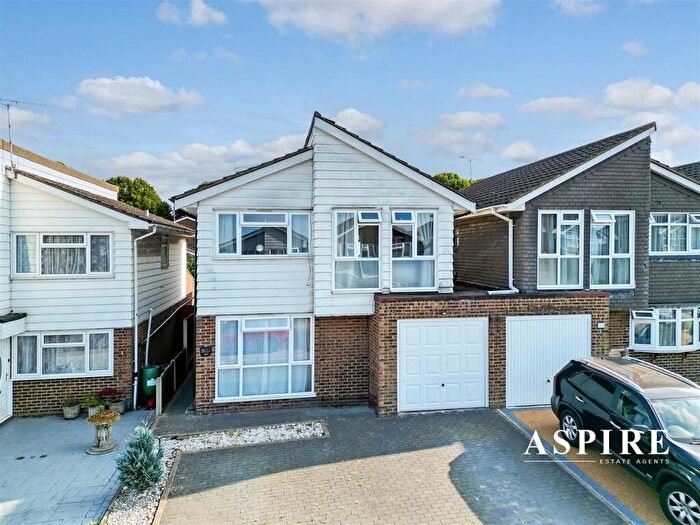 4 Bedroom Detached House For Sale In Bartley Close, Benfleet, SS7
