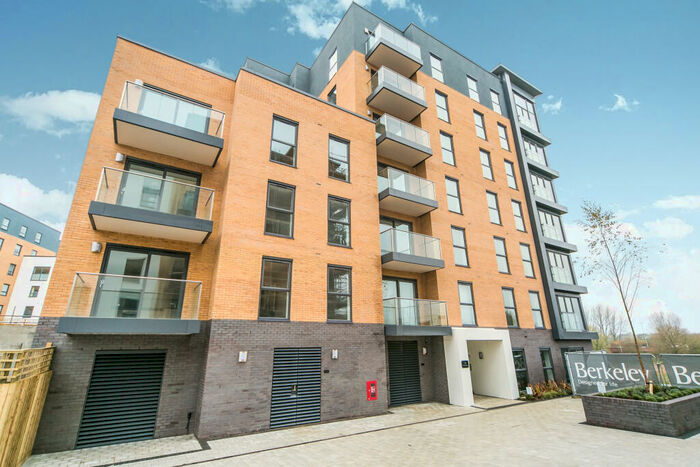 2 Bedroom Flat To Rent In Padworth Avenue, Reading, Berkshire, RG2