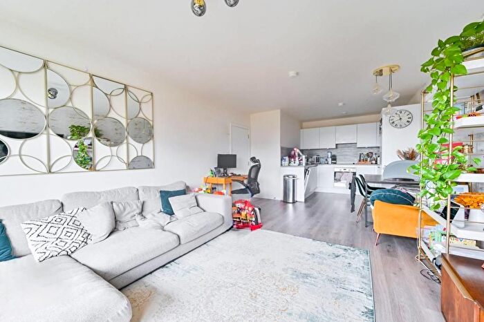 2 Bedroom Flat To Rent In Hargrave Drive, Harrow, HA1