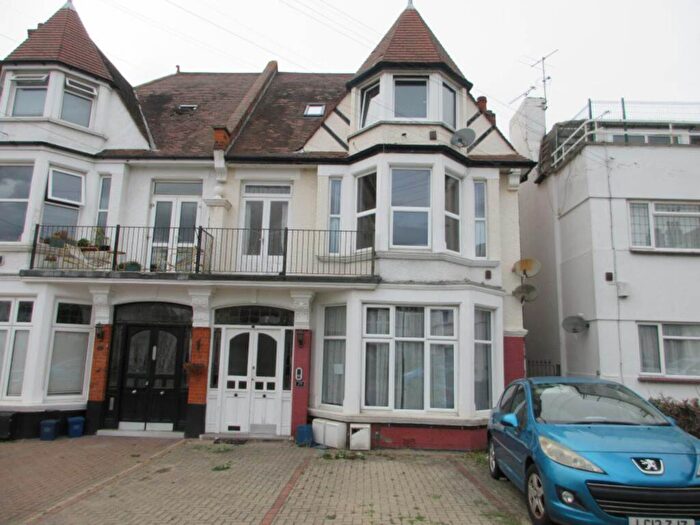 2 Bedroom Flat To Rent In Cobham Road, Westcliff On Sea, SS0