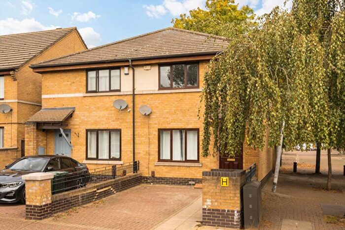 3 Bedroom Semi-Detached House To Rent In Evelyn Road, West Silvertown, E16
