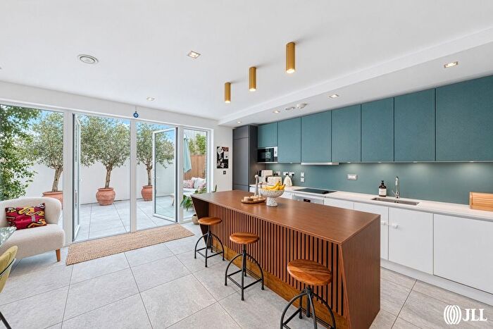 3 Bedroom Town House For Sale In Forbes Lane, London, E20