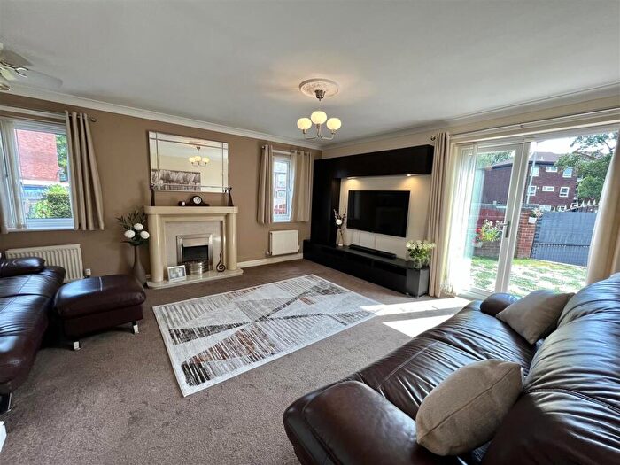 3 Bedroom Detached House For Sale In Richards Close, Audenshaw, Manchester, M34