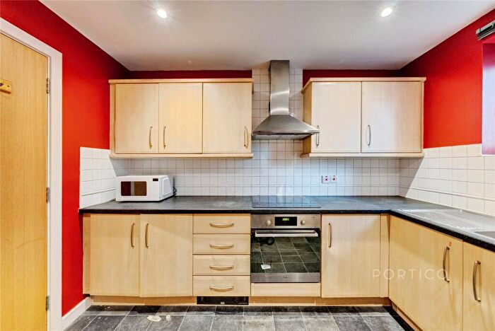 2 Bedroom Flat To Rent In Boardwalk Place, Canary Wharf, London, E14