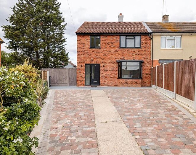 3 Bedroom Property For Sale In Deer Leap Grove, Chingford, E4