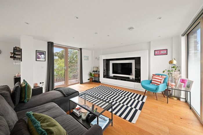 2 Bedroom Flat For Sale In Mountbatten Court, Uxbridge Road, Hanwell, W7