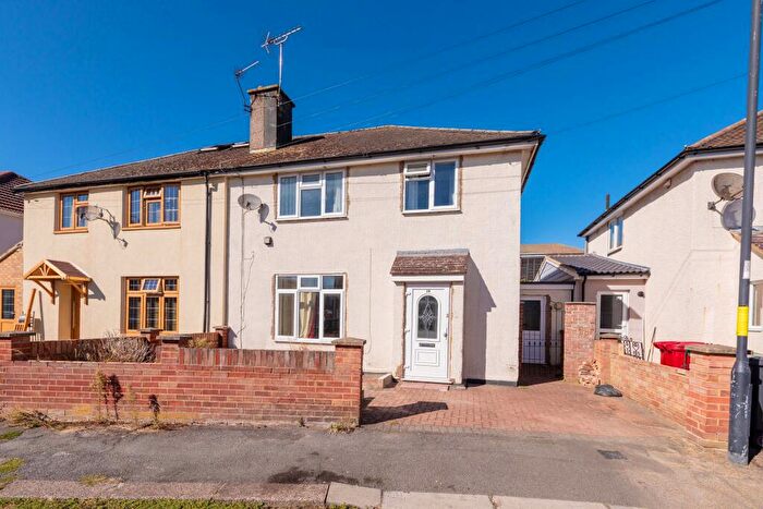 3 Bedroom Semi-Detached House For Sale In The Greenway, Slough, SL1