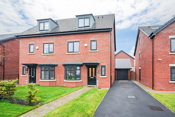 4 Bedroom Semi-Detached House For Sale In Etford Close, Clayton-le-Woods, Leyland, PR25