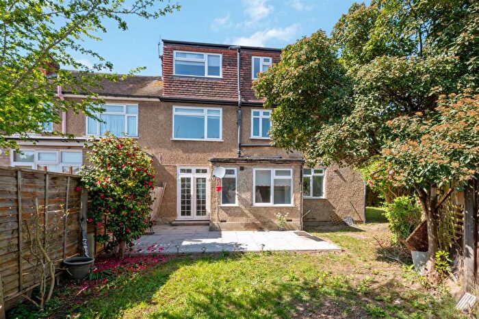 4 Bedroom End Of Terrace House For Sale In Seaforth Avenue, Motspur Park, KT3