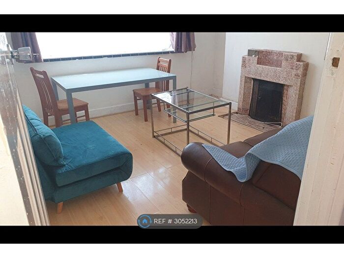 2 Bedroom Flat To Rent In Cameford Court, London, SW2