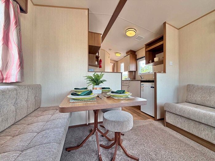 2 Bedroom Mobile/park Home For Sale In Bowland Fell Holiday Park, Tosside Skipton, BD23
