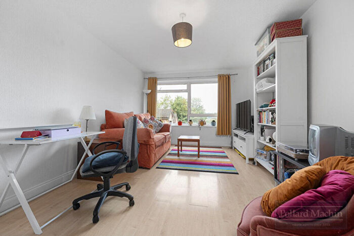 2 Bedroom Flat For Sale In Hillside Road, Whyteleafe, CR3