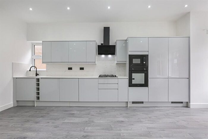 3 Bedroom Flat To Rent In Grosvenor Avenue, Carshalton, SM5