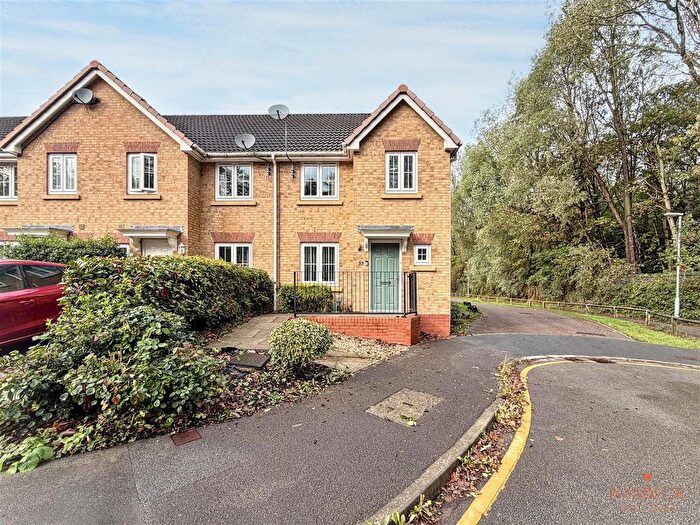 3 Bedroom End Of Terrace House For Sale In Ladybower Way, Kingswood, Hull, HU7
