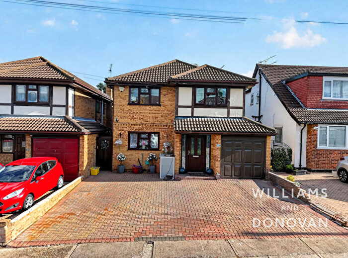 4 Bedroom Detached House For Sale In Homefields Avenue, Benfleet, SS7