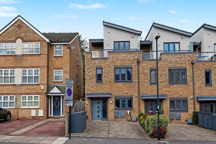 4 Bedroom Town House For Sale In Vicars Moor Lane, London, N21