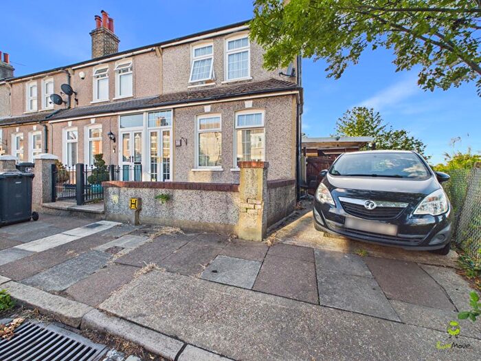 2 Bedroom End Of Terrace House For Sale In Gloucester Road, Dartford, Kent, DA1