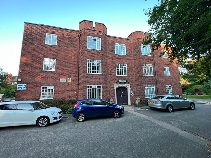 3 Bedroom Flat For Sale In Stoneygate Court, Leicester, Leicestershire, LE2