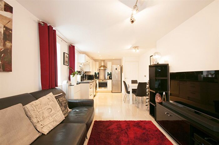 2 Bedroom Flat For Sale In Chadwick Road, Slough, SL3